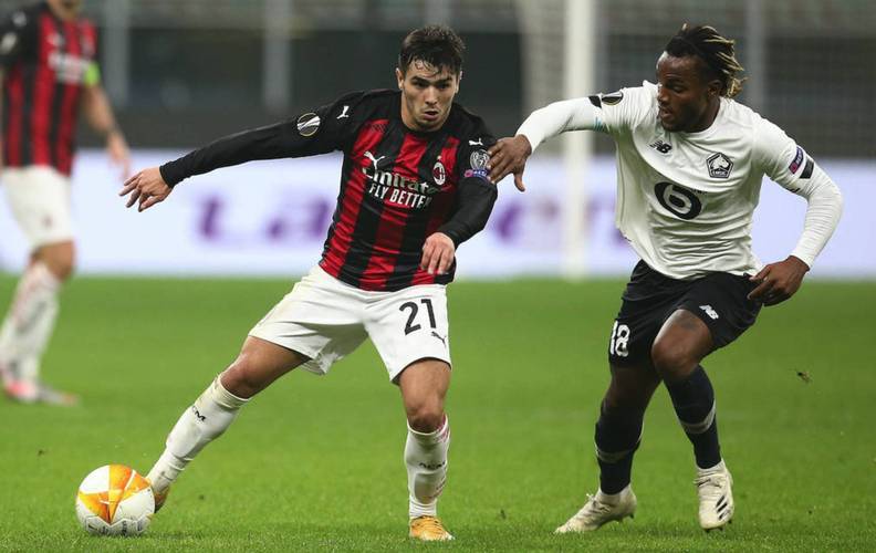 西媒：阿联酋企业慷慨赠送，巴萨球员喜获黄金iPhone