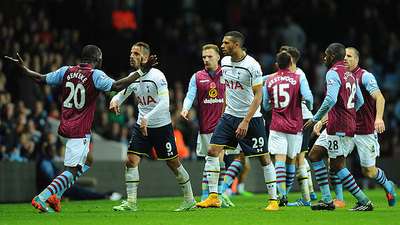 邓涵文因经济保障和新东家前景决定离开武汉三镇，加盟云南玉昆，成为球队核心球员。