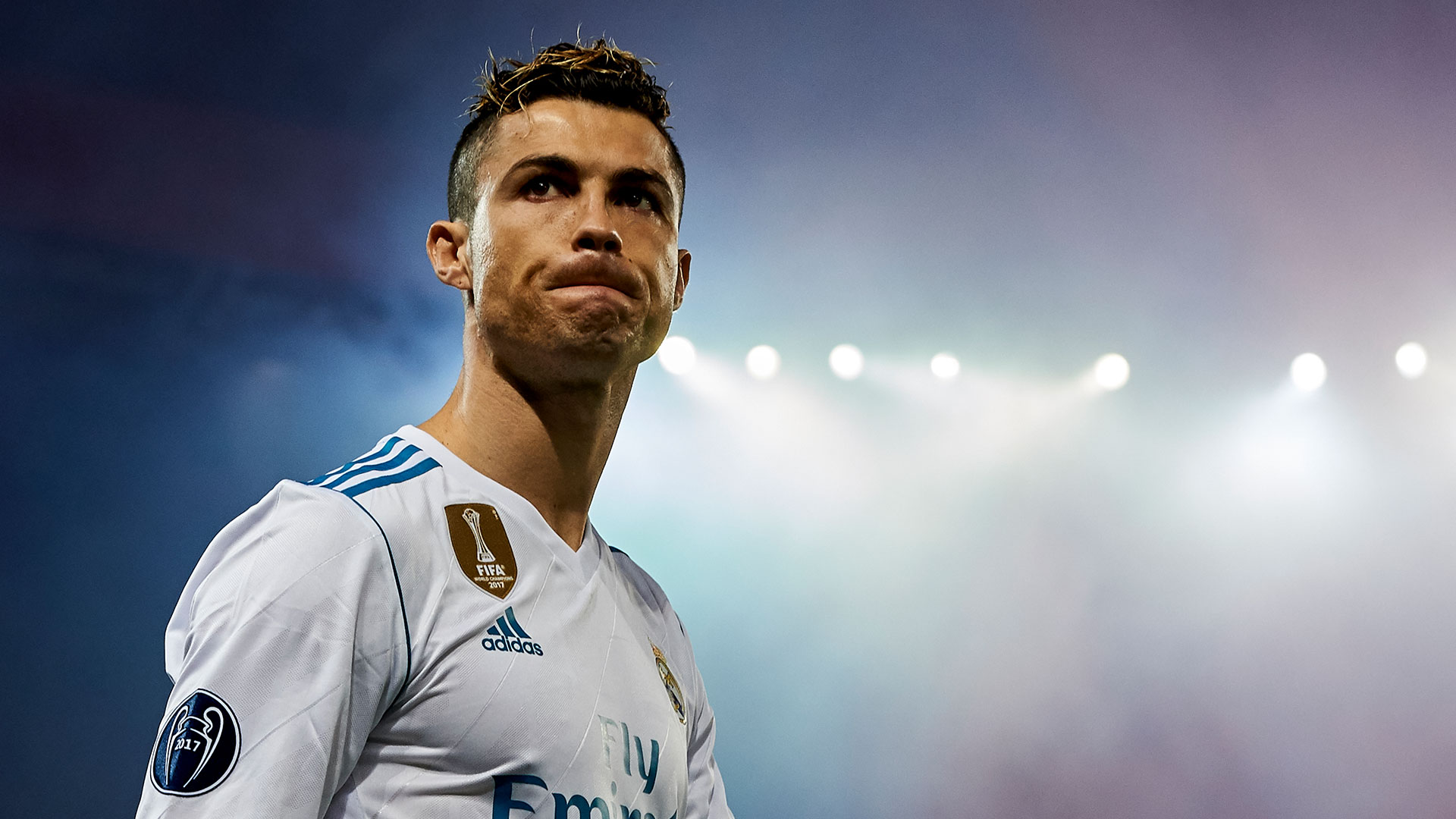 日本队以2-0击败加纳队，堂安律远射破门，阿布受伤离场，日本队近10场全胜，展现强大实力。